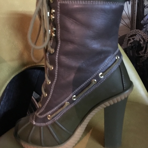 Micheal Kors boots - Picture 1 of 2